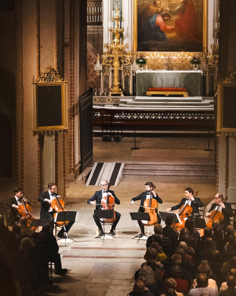 Total Cello Ensemble konsertoi Turun tuomiokirkossa tammikuussa 2024